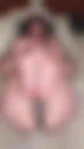 Descalça, com os pés virados para a câmera enquanto brinco com minha boceta molhada ; ).