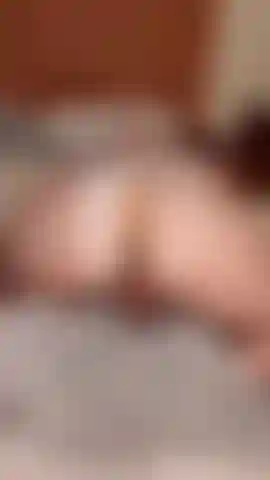 Brinco de buceta de perto em lingerie branca.