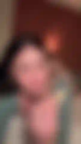 Come canela em barra descalça e de lingerie.