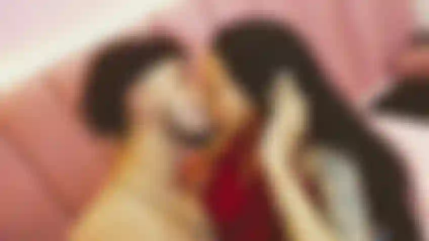 Déjate llevar por la intensidad de besos lentos y provocadores que despiertan todos tus sentidos."💋