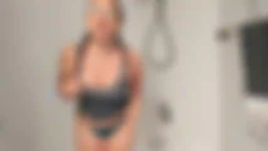 Morgana submissa despeja um galão de leite na cabeça dela! Vídeo personalizado para italiano.