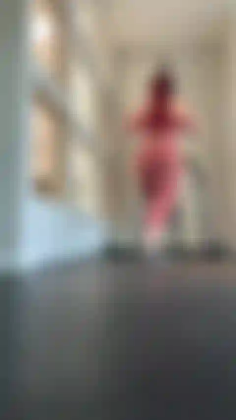 Boxe! Chutando e socando o saco de pancadas na minha academia! Aposto que consigo fazer isso com você! Hehe.