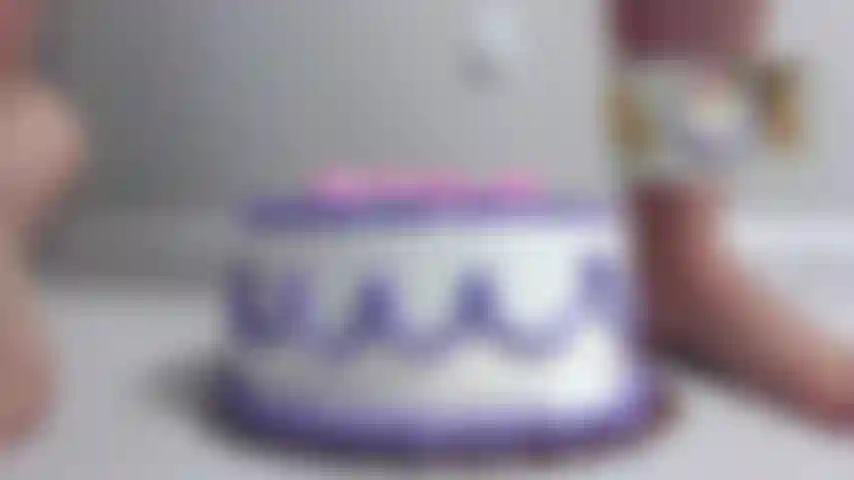 Quebrando meu bolo de aniversário com os pés descalços! Faço uma grande bagunça e fico safada no meio do caminho.. ** Incrível fetiche por pés e vídeo de esmagar bolo**.