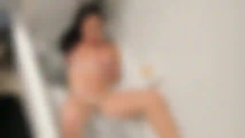 Um banho de espuma com espuma se transforma em gozação quando começo a provocar minha boceta e bunda com os dedos antes de terminar com meu chuveiro pulsante.