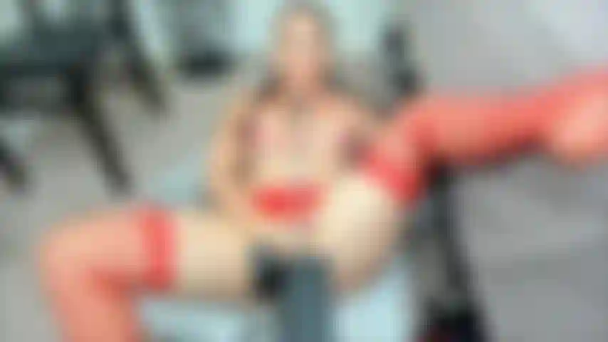 Desleixada, molhada e com cara de bagunçada foda usando minha máquina! Babando em meus peitos em minhas meias arrastão vermelhas!