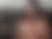 Morgan fode seus peitos com seu vibrador rosa favorito e gargantas profundas até ela engasgar.