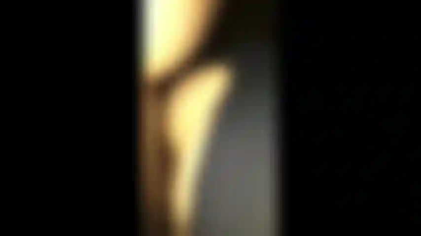 Montando um verdadeiro pau no estilo cachorrinho em minhas leggings rasgadas depois de uma sessão suada de ginástica! Bucetinha cremosa!!