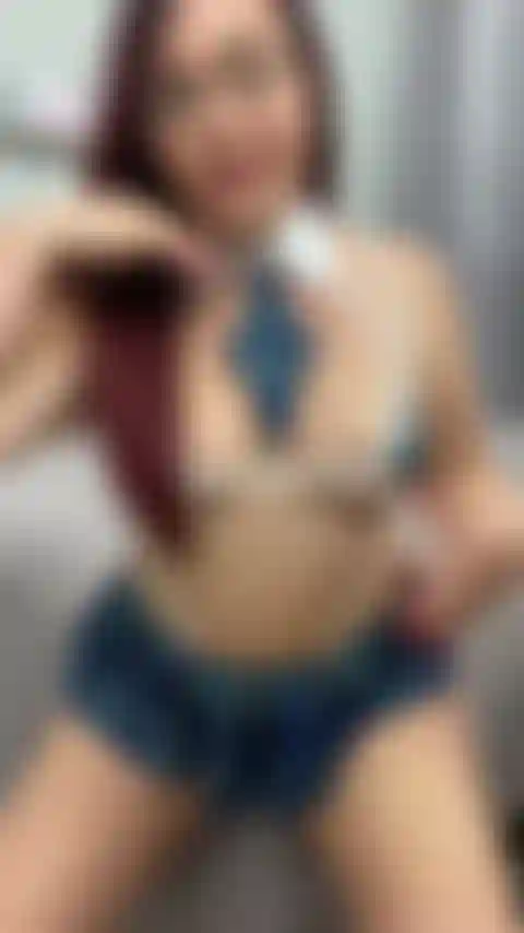 Brincando e provocando minha boceta molhada no meu minúsculo uniforme escolar!