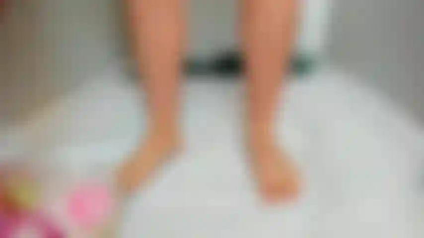 ** Cbt** estourando balões d'água com os pés, salto alto e corpo nu!!