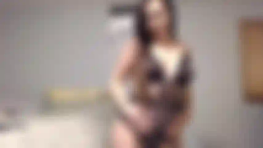 Toda vestida com lingerie preta e ansiosa para brincar com meu vibrador de varinha.