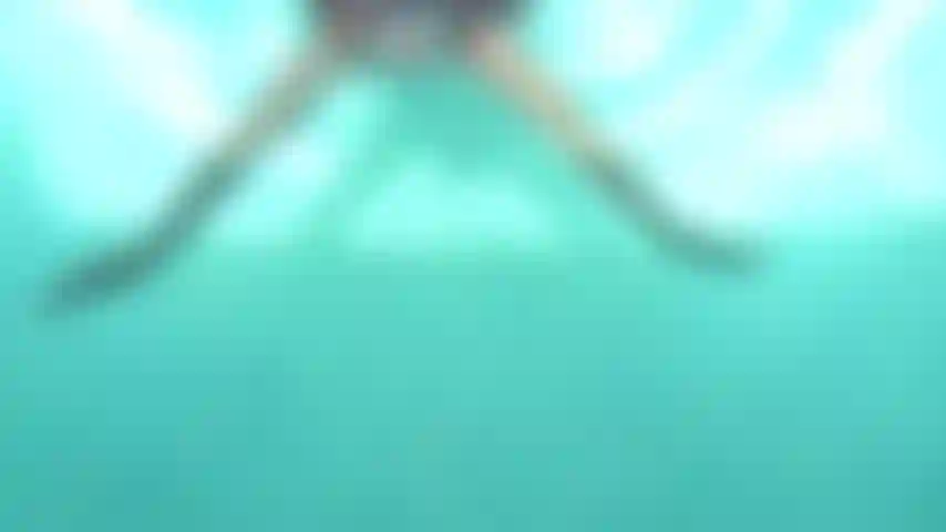 Boquete com gozada no rosto e na boca na piscina. Provocação, gozada, água, biquíni e um pau na boca.