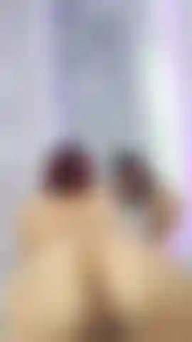 Batendo na minha bunda nua.