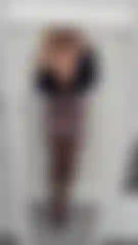 No meu traje de escritório extremamente sexy, você acha que conseguiria trabalhar em um escritório comigo assim? Então começo a me tocar bem perto de uma janela onde as pessoas podem me observar.