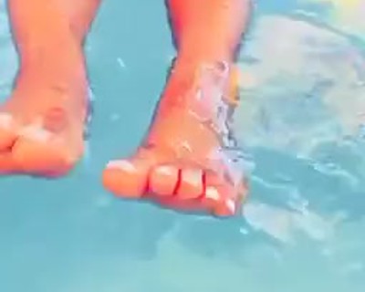 Na piscina fetiche por pés.