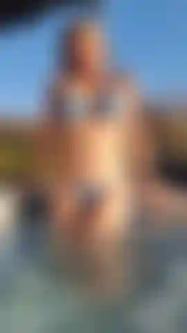 Striptease atrevida na banheira de hidromassagem.