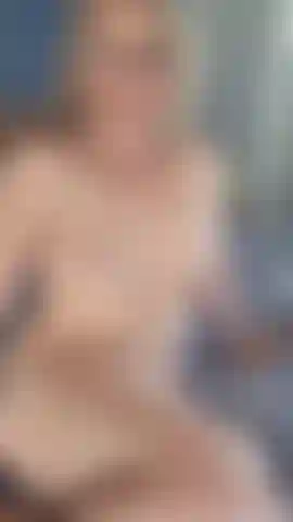 Com a bunda bem aberta e um vibrador na bunda.