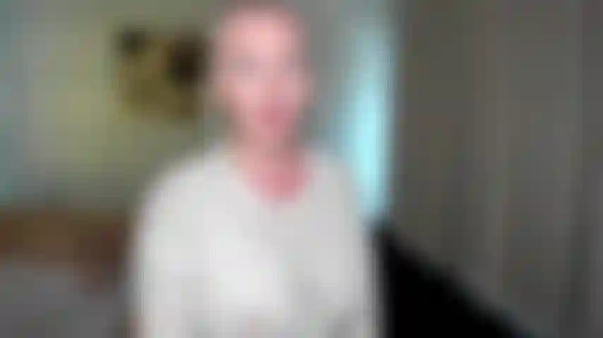 Fetiche homewrecker. Hoje vai ser especial. Você vai ficar chupando seu pau olhando minha boceta bem ao lado de sua esposa dormindo.