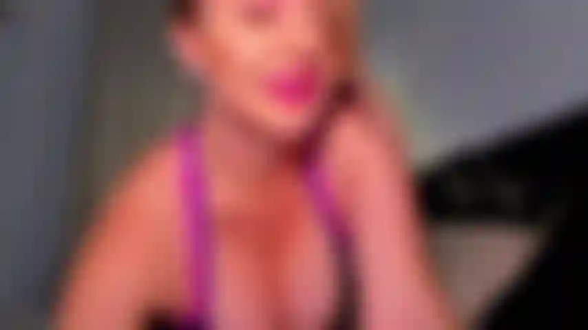 Obsessão por seios e pés. Sei o quanto você é obcecada pelos meus seios perfeitos. E sei mais uma coisa sobre você, sobre outro vício. Você adora pés descalços, não é? Meus pés descalços. Vou te provocar com meus peitos e pés até você esquecer seu nome.