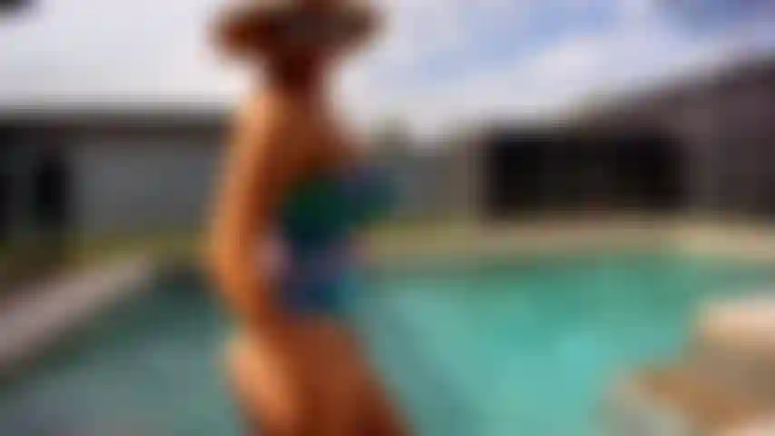 Piscina foda . Nadando provocando seu pau. O brinquedo do menino torso sentirá meus lábios superiores e inferiores ao redor dele.