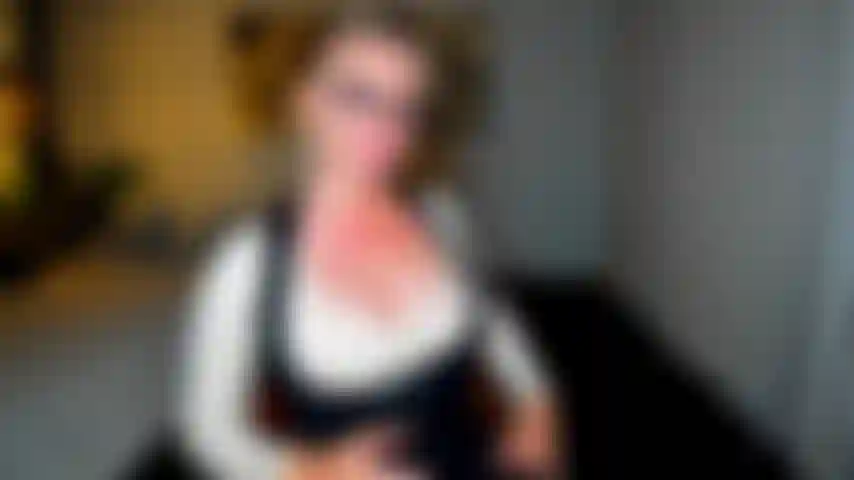 Um papel imundo. Fiquei com meu colega dave após a apresentação, na qual ele não conseguiu se concentrar. Minha roupa desligou seu cérebro e colocou seu pau. Tive que ajudá-lo. Fizemos um sexo selvagem, usando meu vibrador no clitóris até gozarmos com força.