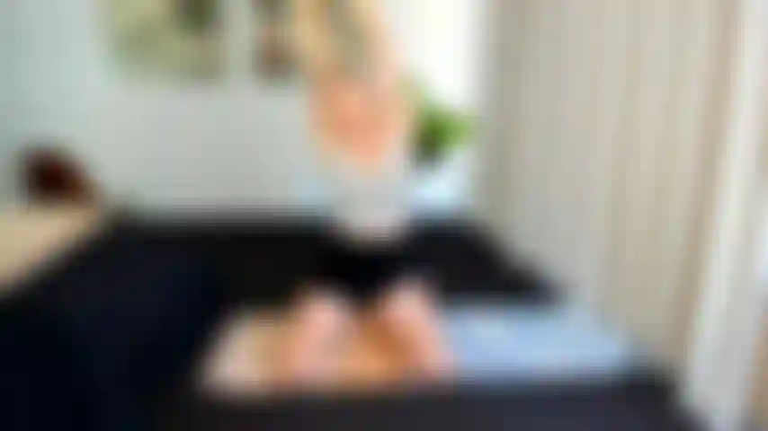 Sexy instrutora de yoga seduz e fode com você, permitindo que você dê a ela um belo tratamento facial quente.