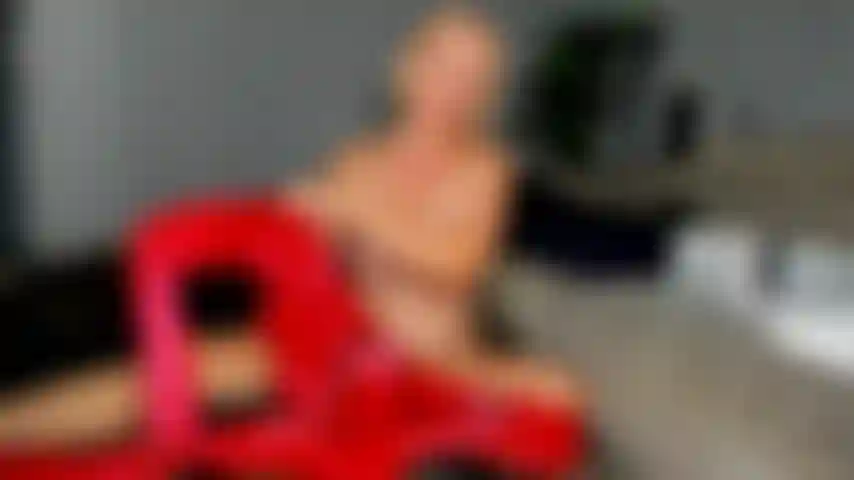 Terno de látex para gato. Veja-me entrar nisso e dar-lhe um belo strapon bbc. ( Show ao vivo gravado).