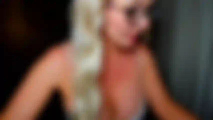 Avaliação de desempenho de um chefe safado! Você está pronta para fazer qualquer coisa para manter seu emprego, mesmo que sua namorada esteja lá fora e possa me ouvir gemer?