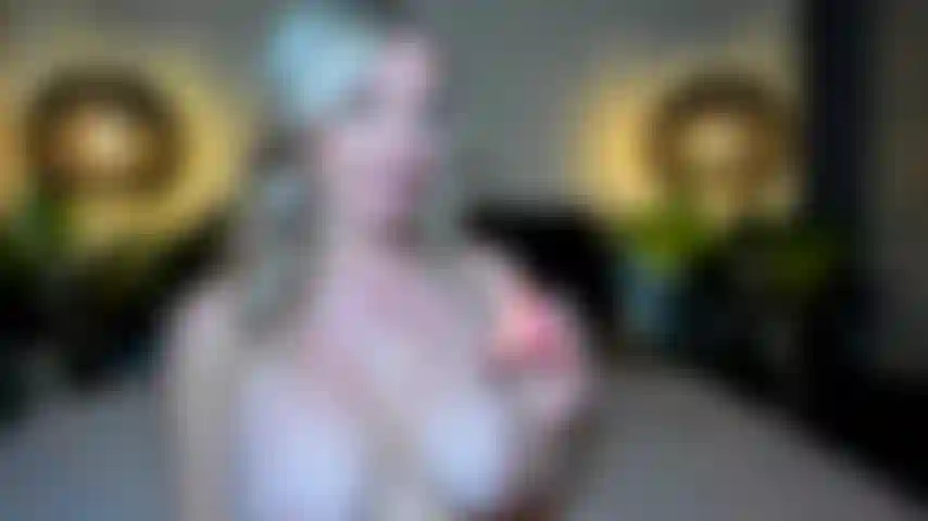 Humilhação brutal de topless por seu pequeno clitóris inútil.