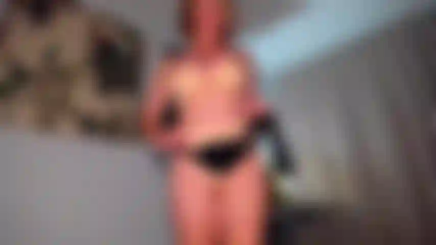 Sua esposa vai adorar meu cinto tanto quanto você. Vou mostrar para sua esposa que tipo de pau ela merece. Até meu cinto é melhor que o pau do seu capanga inútil. Ela vai te amargar, e tudo que você vai fazer é me atacar até ficar sem dinheiro.