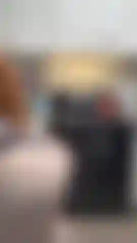 Cozinhando sexy de calcinha e avental, em ponto de vista, ficando suja.