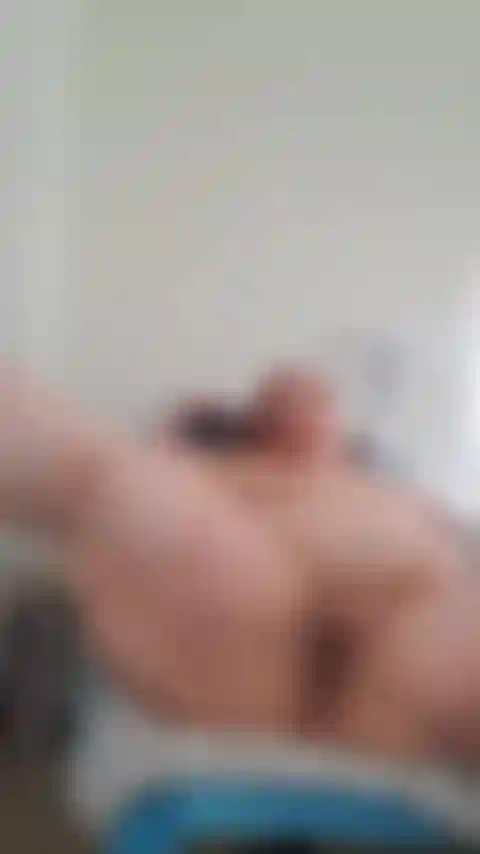 Masterbating com meu vibrador, pernas bem abertas.