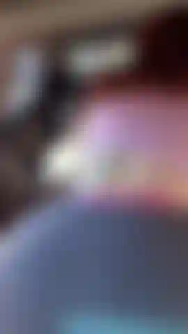 Teaser balançando a bunda no carro.