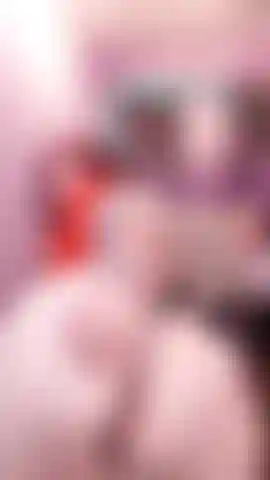 Sacudindo e dando tapas e espalhando a bunda.