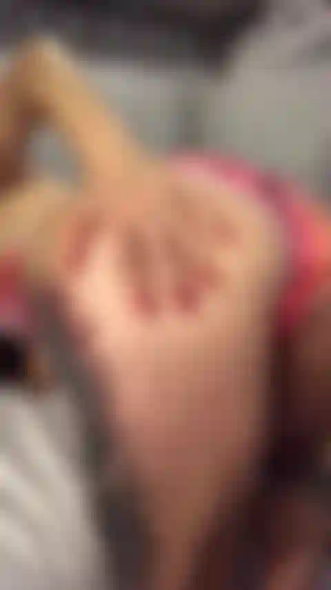 37. Provocando com meu biquíni brilhoso, bunda grande: calada para os vizinhos não ouvirem.