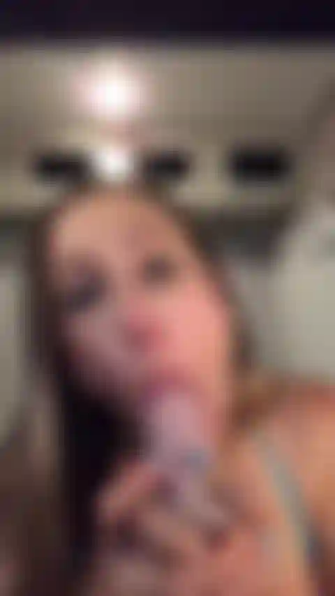 36. Chupando pau com fome.