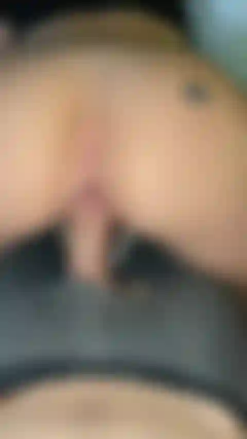 Veja minha boceta molhada ser preenchida por um pau grande, aposto que você não pode durar.