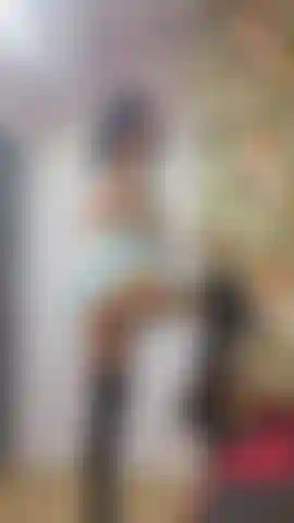 Adoro minhas botas de látex e minha bunda.