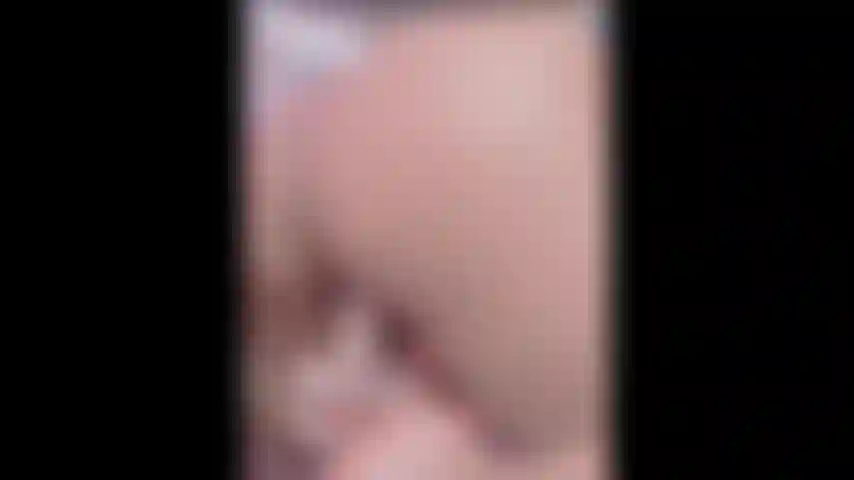 Dildo batendo nas costas e dedilhando o traseiro.