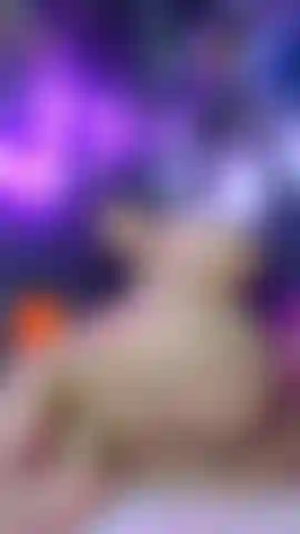 Peidando e com as bochechas abertas.