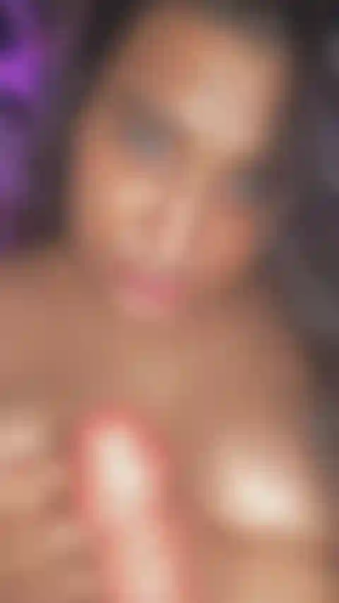 Boobjob com pau vibrando.