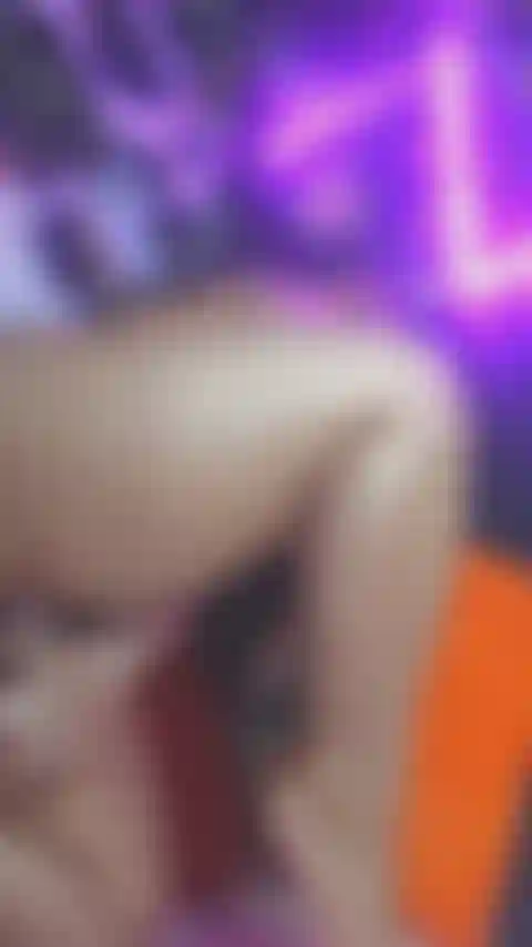 Ajoelhada e batendo na buceta.