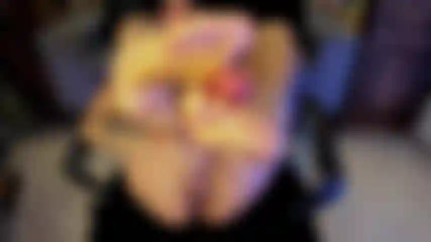 Faço footjob enquanto me masturbo.