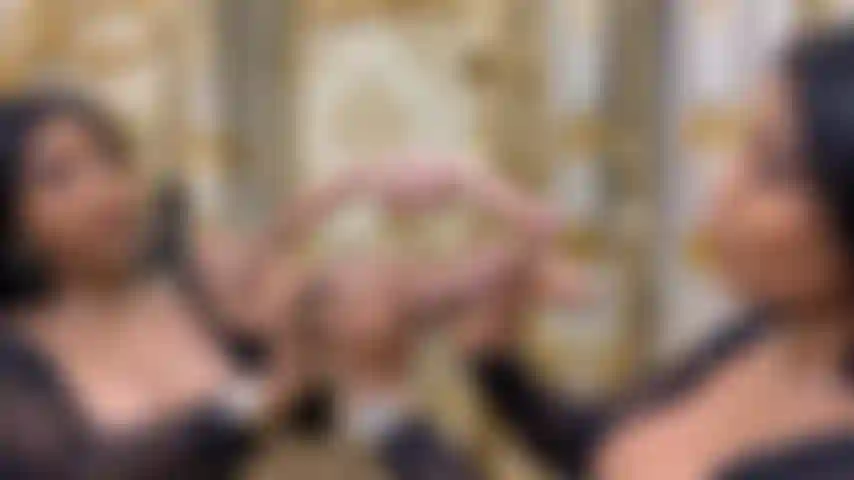 Exotic ébano chupando e masturbando 3 paus de uma vez.