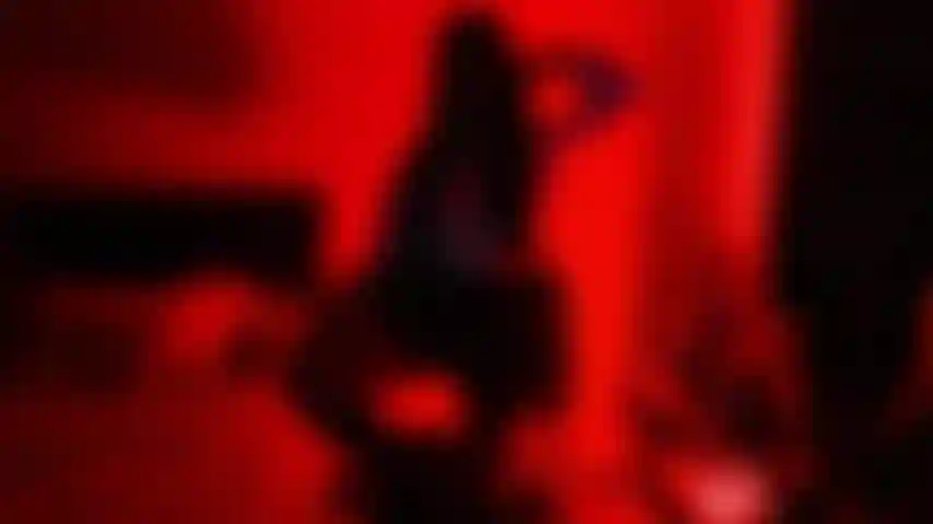 Meu corpo se deixa levar pela música para você numa dança sensual.