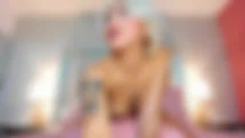 Me olhe montando em um travesseiro e pense em você.