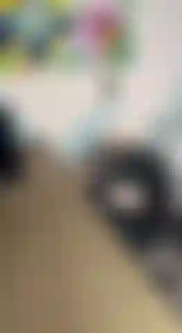 Que aula chata... Vou colocar meu brinquedo favorito entre as pernas.