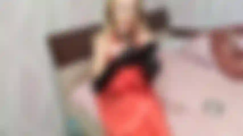 Fumo enquanto uso luvas de látex e avental de pvc.