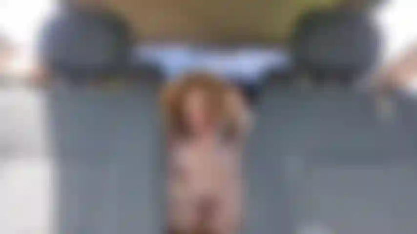 Fumo e me masturbo no carro enquanto uso jaqueta.