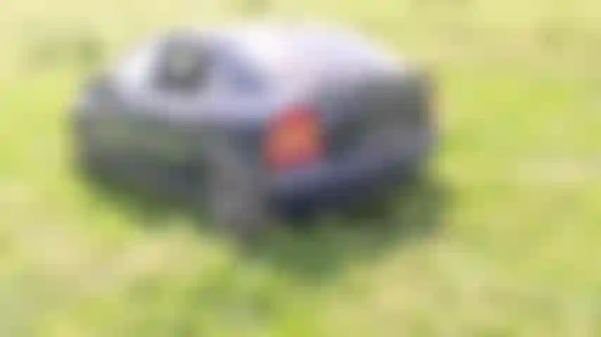 Carro ao ar livre tremendo, carro quicando enquanto visto uma jaqueta de inverno.