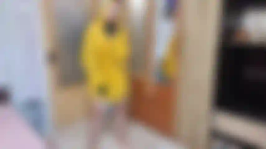 Me masturbo enquanto uso capa de chuva e luvas.